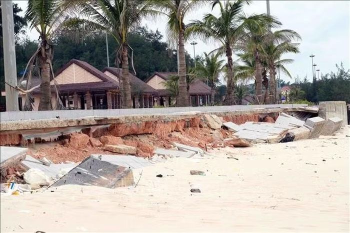 Tuyến kè bảo vệ bờ biển tại bãi tắm cộng đồng Trung Giang, xã Bến Hải (Quảng Trị) bị sạt lở, xói sâu vào nền đất, làm đổ sập nhiều mảng bê tông và đá lát đường dạo.