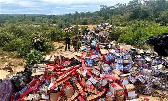Tang vật thu giữ gồm khoảng 30 tấn pháo các loại và được tổ chức tiêu hủy theo quy định. Ảnh: TTXVN phát