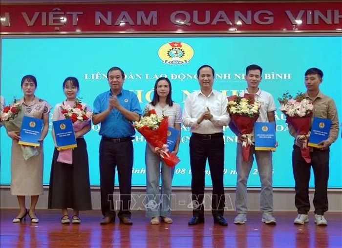 Lãnh đạo Liên đoàn lao động tỉnh Ninh Bình trao quyết định thành lập các công đoàn cơ sở trong các Khu Công nghiệp khu vực Nam Định (Ninh Bình).