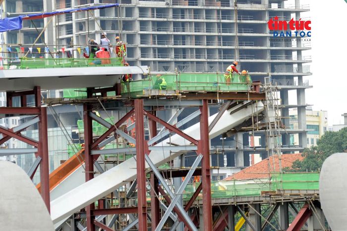 Thi công bệ trụ cầu đi bộ giữa dòng chảy xiết sông Sài Gòn.