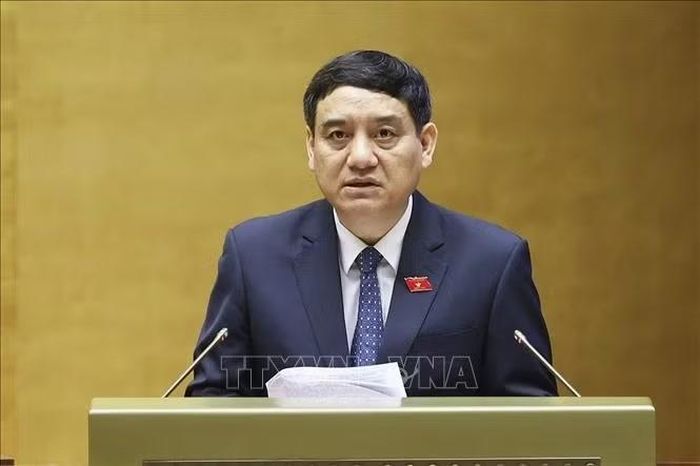 Chủ nhiệm Ủy ban Văn hóa và Xã hội của Quốc hội Nguyễn Đắc Vinh trình bày báo cáo thẩm tra về 03 dự án Luật. Ảnh: Doãn Tấn/TTXVN