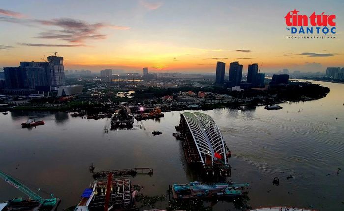 Đoàn lai dắt hoàn thành việc xoay ngang sà lan chở kết cấu vòm thép, đưa nhịp cầu tiến dần về phía các trụ đỡ ở hai đầu.
