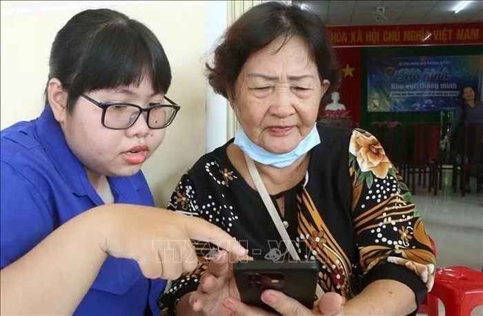 Hỗ trợ người dân thực hiện thủ tục trên không gian mạng qua Mô hình khu vực thông minh tại Khu vực 4, phường Vị Tân, thành phố Cần Thơ. Ảnh: Duy Khương/TTXVN