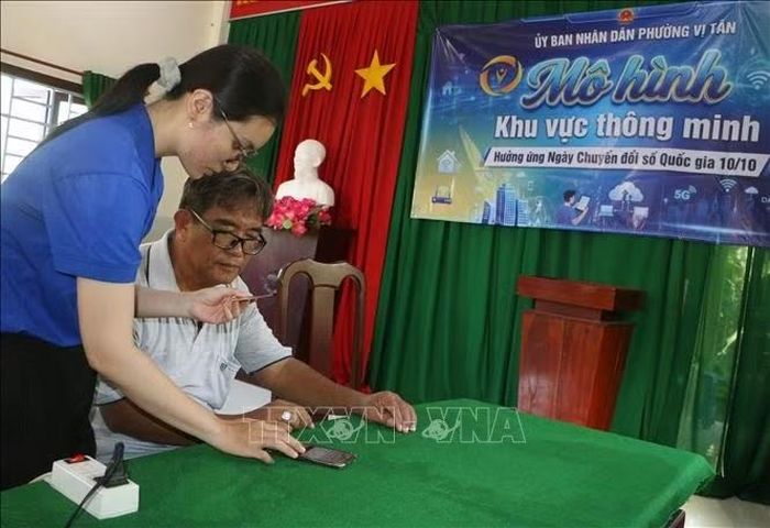 Hỗ trợ người dân thực hiện thủ tục trên không gian mạng qua Mô hình khu vực thông minh tại Khu vực 4, phường Vị Tân, thành phố Cần Thơ. Ảnh: Duy Khương/TTXVN
