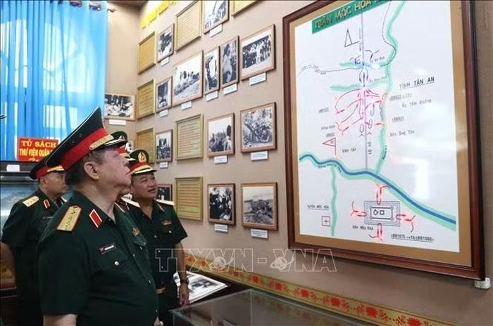 Đại tướng Nguyễn Trọng Nghĩa cùng đoàn đại biểu tham quan Nhà truyền thống Cơ quan Chính trị Quân khu 8, tìm hiểu những tư liệu, hình ảnh về quá trình hình thành, chiến đấu và trưởng thành của cơ quan.