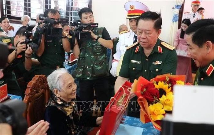 Đại tướng Nguyễn Trọng Nghĩa tặng quà, thăm hỏi và tri ân Mẹ Việt Nam Anh hùng Võ Thị Út tại xã Nhơn Ninh, tỉnh Tây Ninh, nhân kỷ niệm 80 năm Ngày truyền thống Cơ quan Chính trị Quân khu 8.