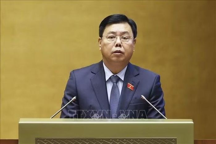 Bộ trưởng Bộ Nội vụ Nguyễn Tiến Hải, thừa ủy quyền của Thủ tướng Chính phủ trình bày tờ trình về 04 dự án Luật: Luật sửa đổi, bổ sung một số điều của Luật An toàn, vệ sinh lao động; Luật sửa đổi, bổ sung một số điều của Bộ luật Lao động, Luật Lưu trữ, Luật Bình đẳng giới, Luật Hoạt động chữ thập đỏ và Luật Việc làm; Luật sửa đổi, bổ sung một số điều của Luật Bảo hiểm xã hội; Luật Thực hiện dân chủ ở cơ sở (sửa đổi). Ảnh: Doãn Tấn/TTXVN.