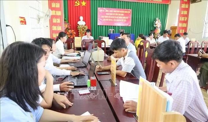 Cán bộ phường Đồng Phú trực tiếp hướng dẫn người dân hoàn thiện hồ sơ tại nhà văn hóa khu phố.