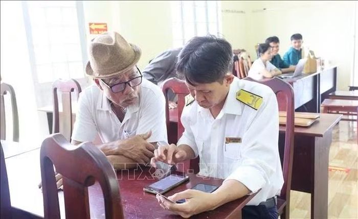 Cán bộ hướng dẫn người dân tra cứu thông tin, thực hiện thủ tục liên quan đến đất đai bằng thiết bị điện tử.