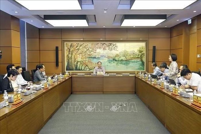 Đoàn đại biểu Quốc hội thành phố Hà Nội thảo luận ở tổ. Ảnh: Doãn Tấn/TTXVN