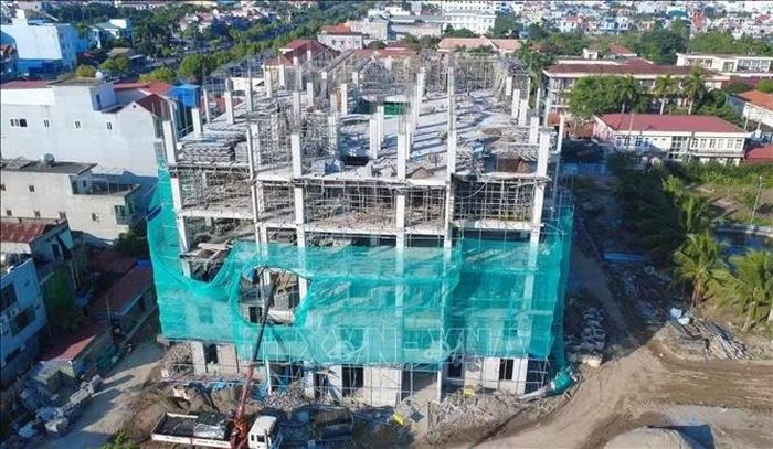 Dự án xây dựng nhà điều trị 7 tầng khối Nội và các hạng mục phụ trợ Bệnh viện đa khoa Hải Hậu, có tổng mức đầu tư 219 tỷ đồng, các nhà thầu huy động máy móc nhân lực đẩy nhanh tiến độ thi công.