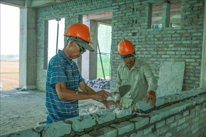 Công nhân thi công tại công trường xây dựng Bệnh viện Da liễu Nam Định.