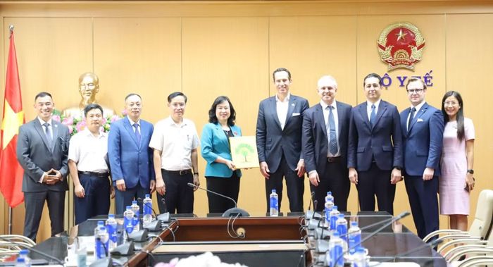 Hai bên chụp ảnh lưu niệm sau buổi làm việc.