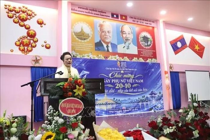Bà Biện Thị Kỷ, Chủ nhiệm Câu lạc bộ Di sản Áo dài Việt Nam tại Lào, phát biểu khai mạc. Ảnh: Xuân Tú/PV TTXVN tại Lào