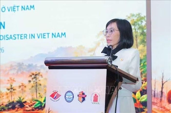 Chị Vương Thị Quyên, nạn nhân chất độc da cam Việt Nam (thế hệ thứ 2) tham luận "Nỗi đau xuyên thế hệ: Câu chuyện của các nạn nhân chất độc da cam Việt Nam". Ảnh: Hoàng Hiếu/TTXVN