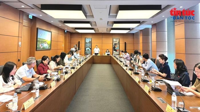 Đoàn đại biểu Quốc hội tỉnh Nghệ An và Đồng Tháp thảo luận ở tổ. Ảnh: Viết Tôn