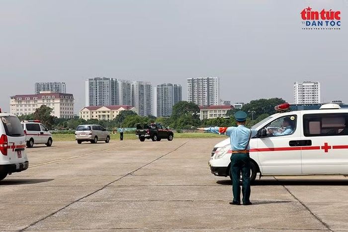 Lực lượng Không quân điều tiết phương tiện vận chuyển mẫu sinh phẩm sau lễ tiếp nhận tại Hà Nội.