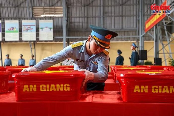 Chiến sĩ Không quân kiểm tra, sắp xếp các thùng chứa mẫu sinh phẩm phục vụ công tác bàn giao.