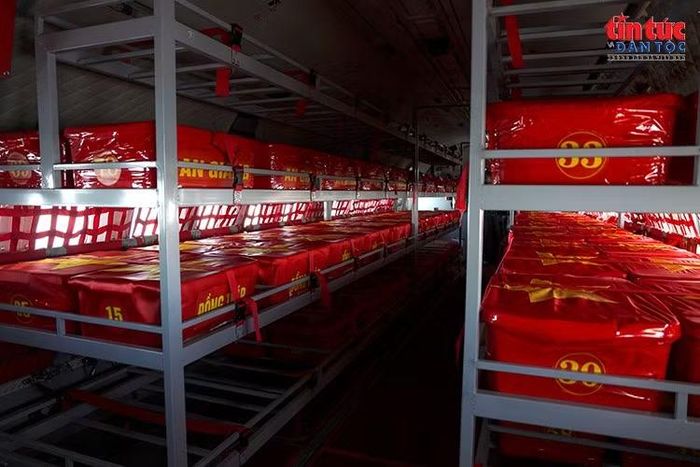 Những thùng chứa mẫu sinh phẩm được sắp xếp trên hệ thống giá đỡ trong khoang vận tải máy bay CASA-295.