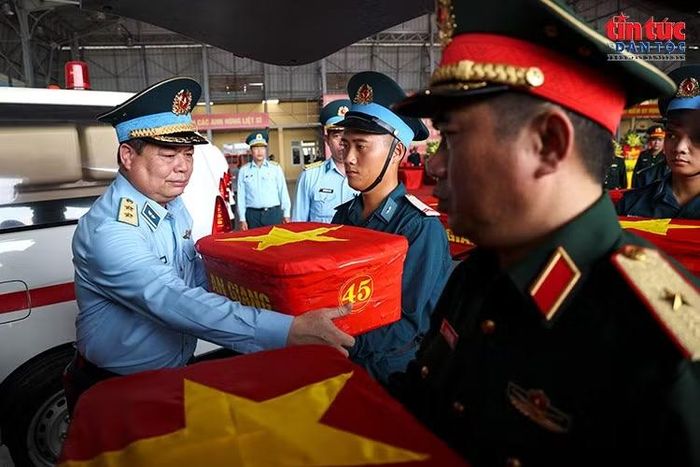 Trung tướng Vũ Hồng Sơn, Tư lệnh Quân chủng Phòng không - Không quân thực hiện nghi thức di chuyển mẫu sinh phẩm hài cốt liệt sĩ lên xe chuyên dụng tới Viện Pháp y Quân đội.