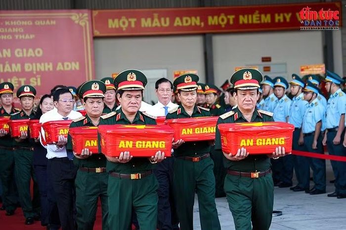 Lãnh đạo Quân khu 9, Quân chủng Phòng không – Không quân và lãnh đạo các tỉnh, thành phố di chuyển mẫu sinh phẩm hài cốt liệt sĩ lên máy bay quân sự.