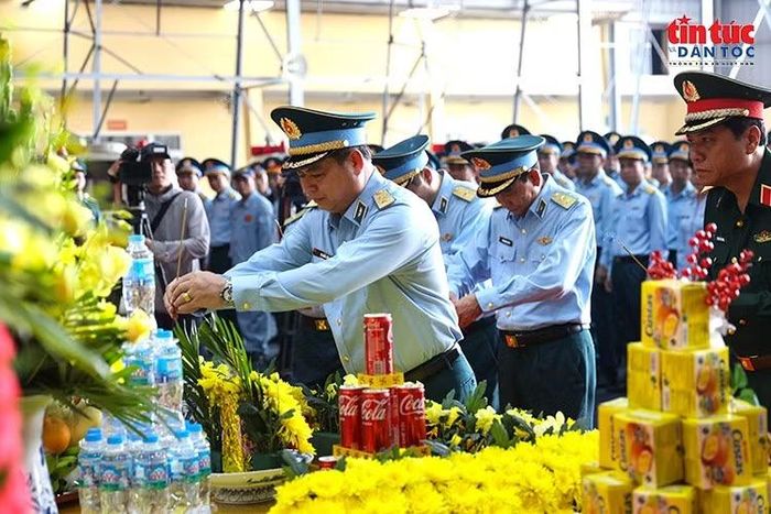 Trung tướng Vũ Hồng Sơn, Tư lệnh Quân chủng Phòng không - Không quân dâng hương tưởng nhớ những người đã hy sinh vì độc lập, tự do của Tổ quốc.