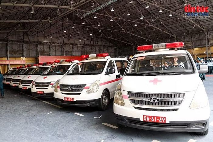 Đoàn xe chuyên dụng được bố trí sẵn tại sân bay Gia Lâm phục vụ vận chuyển mẫu sinh phẩm đến đơn vị giám định.