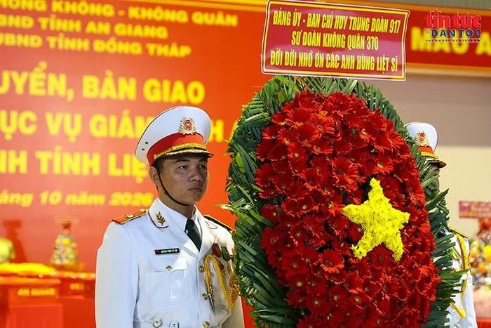 Vòng hoa tưởng niệm các anh hùng liệt sĩ tại lễ vận chuyển, bàn giao mẫu sinh phẩm ở Cần Thơ ngày 21/10.