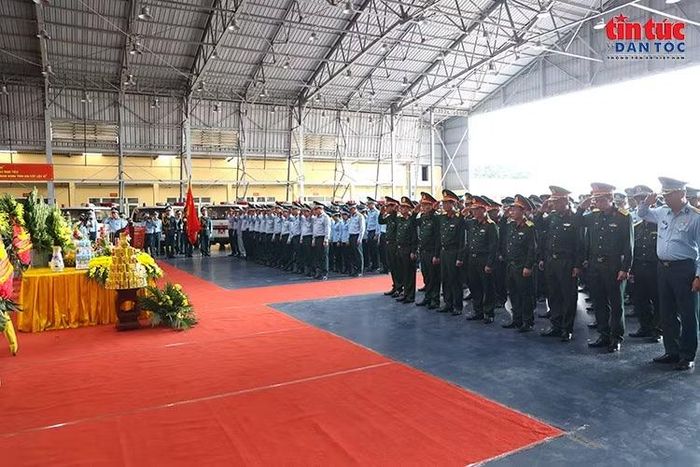 Các đại biểu và cán bộ, chiến sĩ trang nghiêm tưởng niệm các anh hùng liệt sĩ tại lễ tiếp nhận ở Hà Nội.