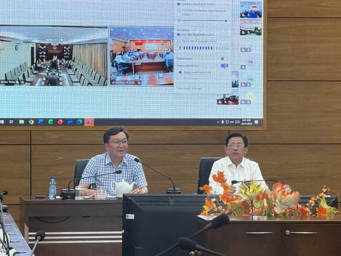 Ông Nguyễn Bảo Quốc, Phó Giám đốc Sở Giáo dục và Đào tạo TP Hồ Chí Minh ghi nhận và giải đáp ý kiến từ các trường.
