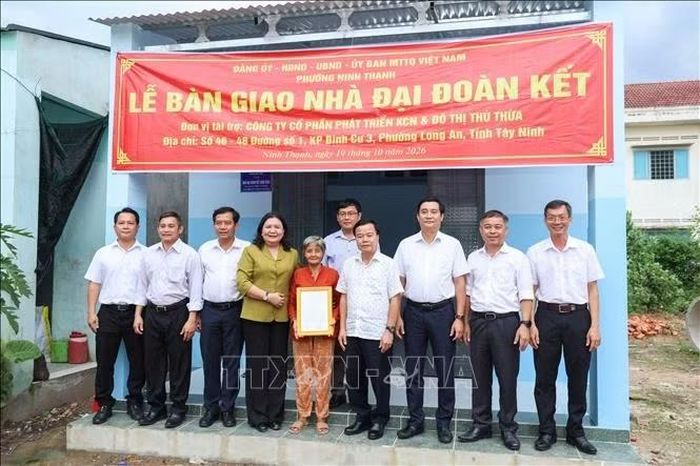 Bà Nguyễn Thị Mèo chính thức đón nhận căn nhà Đại đoàn kết được xây dựng từ sự chung tay của chính quyền địa phương và nhà tài trợ.