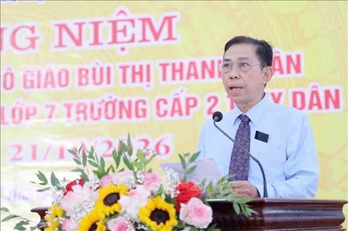 Ông Trương Vũ Anh, con trai duy nhất của Cô giáo, Liệt sĩ Bùi Thị Thanh Xuân, chia sẻ câu chuyện về người mẹ của mình. Ảnh: Thế Duyệt /TTXVN