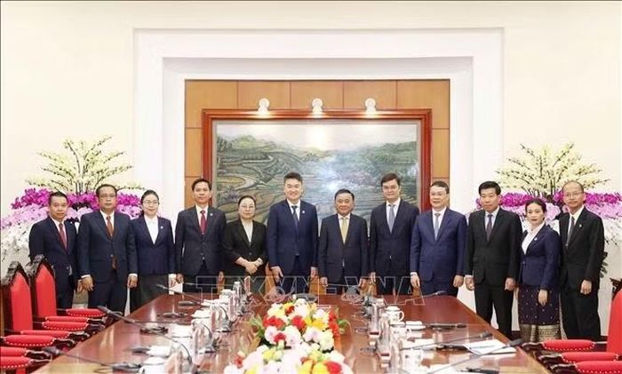 Thường trực Ban Bí thư Trần Cẩm Tú cùng các đồng chí dự buổi tiếp. Ảnh: Phương Hoa/TTXVN