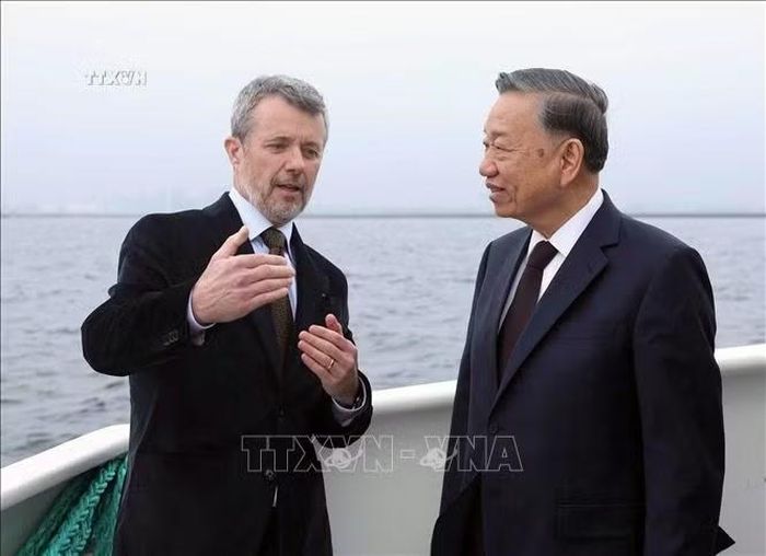 Nhà Vua Đan Mạch Frederik X giới thiệu với Tổng Bí thư, Chủ tịch nước Tô Lâm về dự án đảo nhân tạo Lynetteholm trong hành trình trên tàu ra thăm đảo. Ảnh: Thống Nhất/TTXVN
