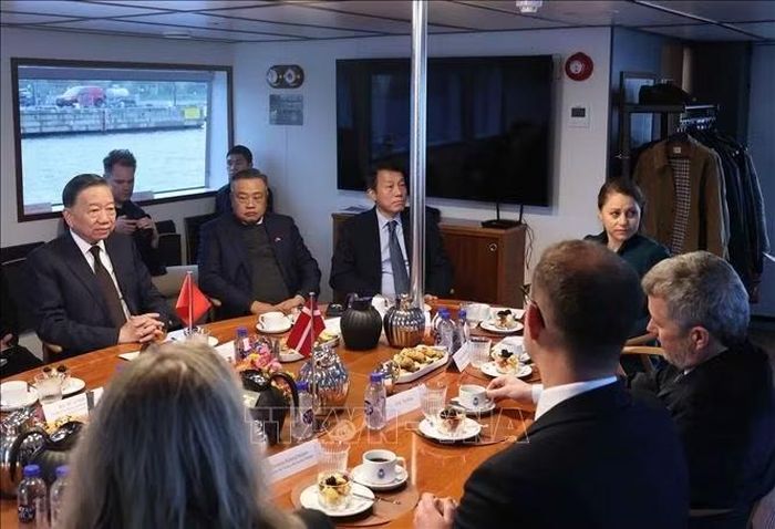 Tổng Bí thư, Chủ tịch nước Tô Lâm và Nhà Vua Đan Mạch Frederik X cùng đại biểu hai nước trên tàu ra thăm đảo nhân tạo Lynetteholm. Ảnh: Thống Nhất/TTXVN