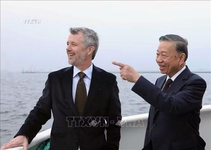 Tổng Bí thư, Chủ tịch nước Tô Lâm và Nhà Vua Đan Mạch Frederik X trên tàu ra thăm đảo nhân tạo Lynetteholm. Ảnh: Thống Nhất/TTXVN