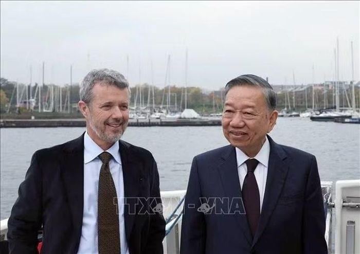 Tổng Bí thư, Chủ tịch nước Tô Lâm và Nhà Vua Đan Mạch Frederik X trên tàu ra thăm đảo nhân tạo Lynetteholm. Ảnh: Thống Nhất/TTXVN