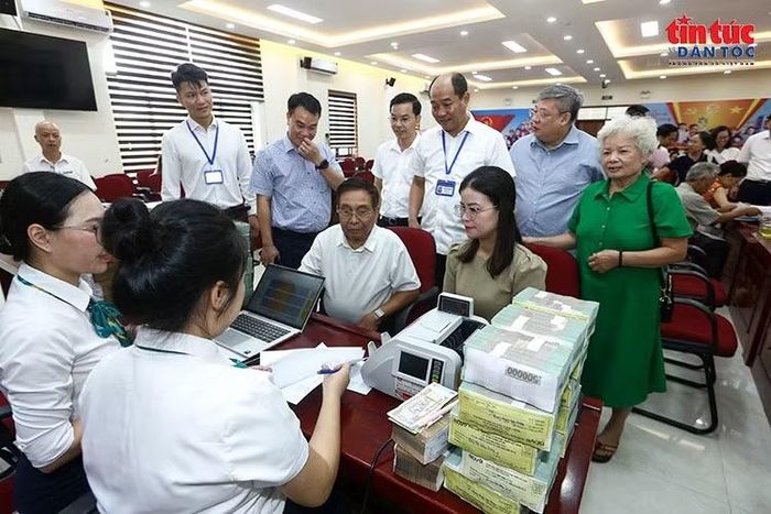 Các hộ dân nhận tiền bồi thường giải phóng mặt bằng, với tổng kinh phí chi trả đợt này hơn 217 tỷ đồng.