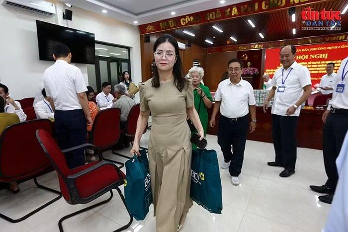 Người dân mang tiền bồi thường rời trụ sở UBND phường Định Công sau khi hoàn tất thủ tục chi trả.