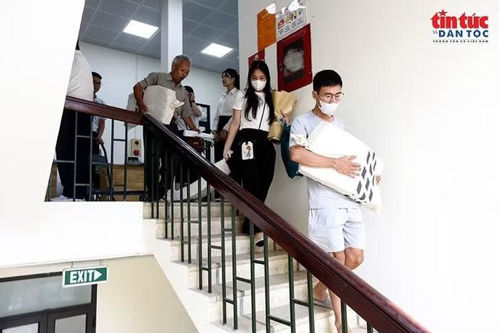 Người dân mang tiền bồi thường về nhà sau buổi chi trả giải phóng mặt bằng phục vụ dự án mở rộng Quốc lộ 1A.