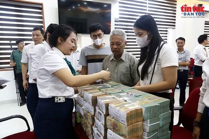 Những cọc tiền mặt được vận chuyển phục vụ công tác chi trả bồi thường, hỗ trợ cho các hộ thuộc diện thu hồi đất.