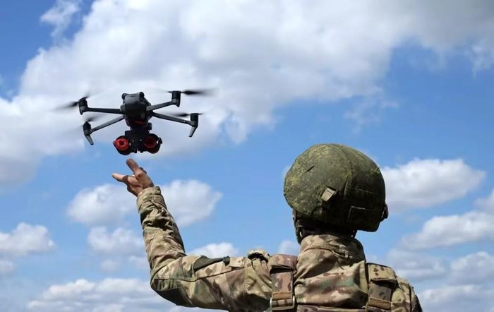 Một binh sĩ Nga điều khiển UAV ở chiến trường miền Đông Ukraine. Ảnh: Sputnik