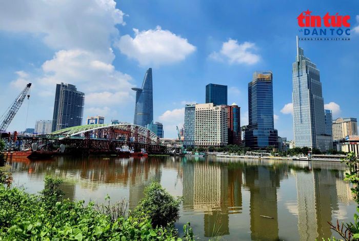 Khi hoàn thành, cầu đi bộ bắc qua sông Sài Gòn được kỳ vọng bổ sung không gian công cộng ven sông, tạo điểm kết nối phục vụ nhu cầu đi bộ, tham quan của người dân và du khách, đồng thời góp phần tạo diện mạo kiến trúc đặc sắc cho khu vực trung tâm TP Hồ Chí Minh.
