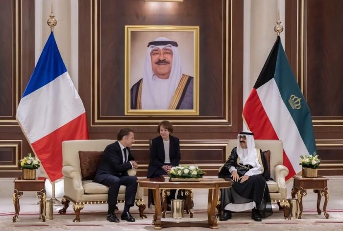 Quốc vương Sheikh Meshal Al-Ahmad Al-Jaber Al-Sabah tiếp đón Tổng thống Pháp Emmanuel Macron (trái). Ảnh: Kuwait Times