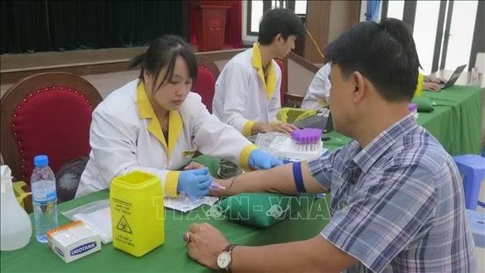 Thu nhận mẫu ADN thân nhân liệt sĩ chưa xác định được danh tính tại phường Lào Cai.