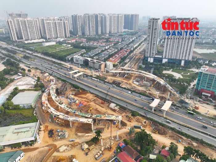 Thi công nút giao khác mức Vành đai 3,5 - Đại lộ Thăng Long ở Hà Nội.
