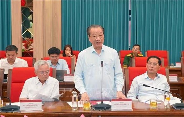 GS.TS Phùng Hữu Phú, nguyên Phó Chủ tịch Thường trực Hội đồng Lý luận Trung ương trình bày tham luận tại hội thảo. Ảnh: Văn Điệp/TTXVN