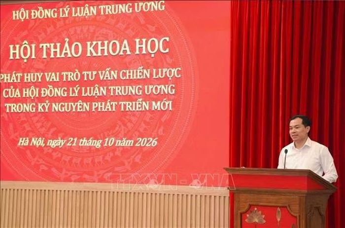 PGS.TS Nguyễn Mạnh Hùng, Phó Giám đốc Học viện Chính trị quốc gia Hồ Chí Minh, Phó Chủ tịch, Tổng Thư ký Hội đồng Lý luận Trung ương, phát biểu. Ảnh: Văn Điệp/TTXVN