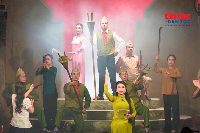 Hình tượng quân và dân Thủ đô anh hùng trong buổi đầu kháng chiến chống Pháp quay trở lại xâm lược được thể hiện qua vở tuồng "Dấu thiêng Hà Nội - Cho những gì còn mãi".