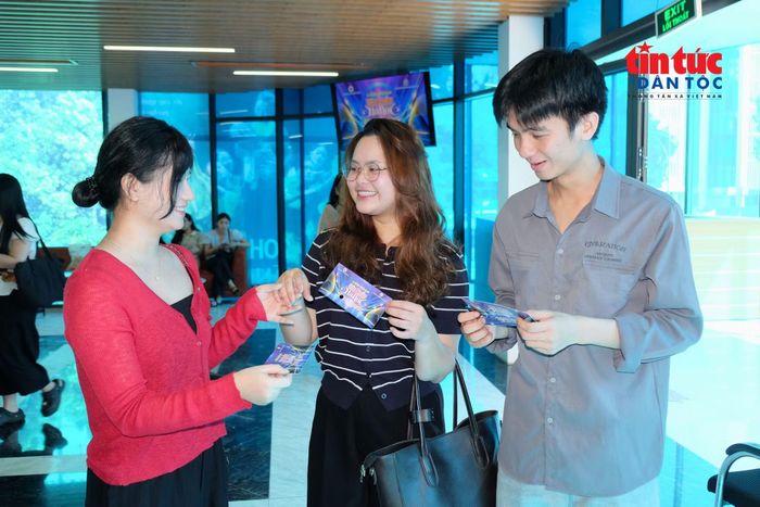 Niềm vui của các bạn trẻ khi lần đầu được trải nghiệm không gian nghệ thuật sân khấu trực tiếp tại rạp hát truyền thống.